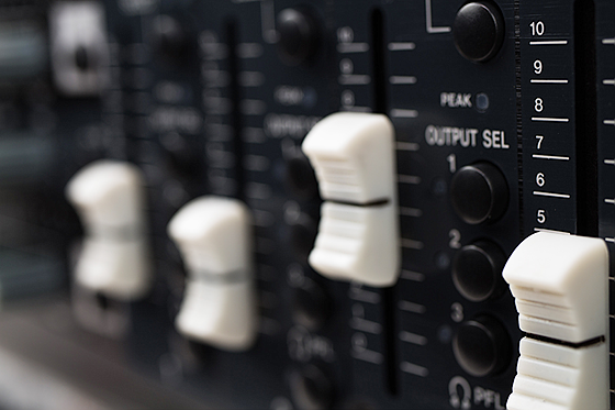 Panel przedni Tascam MZ-223 pozwala na łatwą i natychmiastową kontrolę